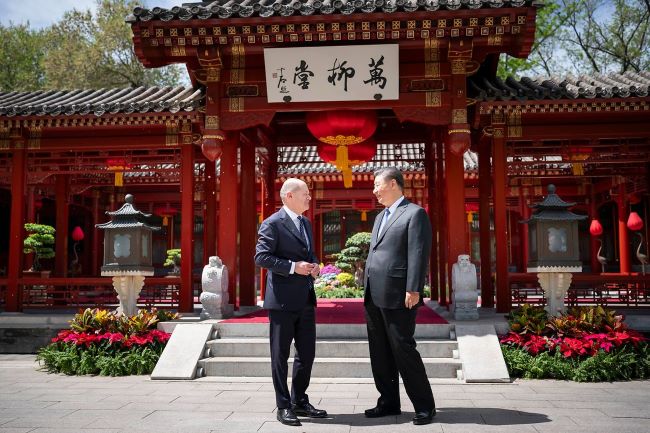 习近平主席在北京钓鱼台国宾馆会见德国总理肖尔茨。